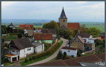Das Dorf Beyernaumburg gruppiert sich rund um die mittelalterliche Kirche St. Urban. (20.10.2024)
