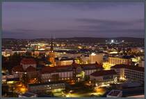 Beim Blick aus dem Kongresshotel Richtung Osten sind die vorn das Opernhaus und die St. Petri-Kirche zu sehen. Rechts im Hintergrund erhellt Flutlicht das Stadion. (01.11.2024)