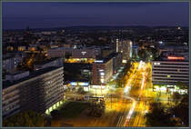 Aus dem Kongresshotel in Chemnitz bietet sich ein guter Blick ber die Brckenstrae, die in der DDR zur Karl-Marx-Allee umbenannt wurde. Links ist das Karl-Marx-Monument ( Nischl ) zu sehen. In der Ferne befinden sich die Stadtteile Sonnenberg und Lutherviertel. (01.11.2024)