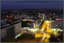 Aus dem Kongresshotel in Chemnitz bietet sich ein guter Blick �ber die Br�ckenstra�e, die in der DDR zur Karl-Marx-Allee umbenannt wurde. Links ist das Karl-Marx-Monument ( Nischl ) zu sehen. In der Ferne befinden sich die Stadtteile Sonnenberg und Lutherviertel. (01.11.2024)