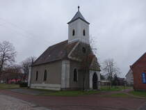 Priorau, evangelische Dorfkirche, neogotischer Putzbau, erbaut von 1817 bis 1818 (09.12.2024)