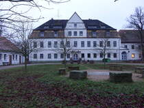 Herrenhaus Radis, erbaut 1654, barockisierender Umbau 1909, nach 1945 Nutzung als sowjetisches Lazarett, von 1987 bis 2020 Jugendherberge (09.12.2024)