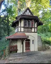 Auf dem Gel�nde der Alten Burg in Aschersleben – dem heutigen Zoogel�nde – hat das Burgw�rterh�uschen �berlebt und kann auch von innen besichtigt werden.
Eingeschnappt durch den Zaun des Zoos w�hrend einer Laufrunde.

🕓 26.8.2024 | 18:40 Uhr