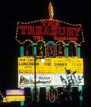Neon-Werbung vom  The Treasury , Hotel und Casino in Las Vegas, Mrz 1981. 