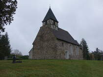 Schmilkendorf, evangelische Dorfkirche, erbaut im 13. Jahrhundert, Feldsteinkirche mit Dachreiter (10.12.2024)