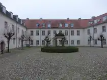 Wiesenburg/Mark, Schloss Innenhof mit Brunnenh�uschen (10.12.2024)