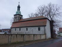 Garitz, evangelische Kirche, romanische Feldsteinkirche aus dem 13. Jahrhundert, erneuert 1741 mit Fachwerkdachreiter (11.12.2024)