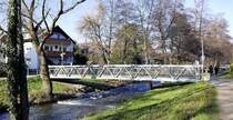 Staufen, eine von mehreren Brcken fr Fugnger und Radfahrer ber die Neumagen im Stadtgebiet von Staufen, Jan.2024