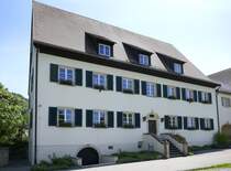 Slden im Hexental bei Freiburg, das Propsteigebude des ehemaligen Benediktinerklosters, behrbergt heute das Verwaltungszentrum des Dorfhelferinnenwerkes e.V., Ansicht von der Straenseite, Mai 2019