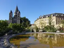 Metz, Place de la Comedie mit evangelischer Stadtkirche, Stadtkirche erbaut von 1901 bis 1904 durch den Architekten Conrad Wahn (05.10.2024)