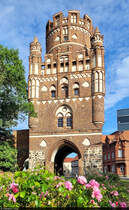 Das zweite der beiden noch erhaltenen Stadttore in Stendal ist das Uenglinger Tor. Mit den Blumen im Vordergrund wurde es von Westen aufgenommen.

🕓 31.8.2024 | 17:08 Uhr