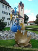 Altshausen/Oberschwaben
im Innenhof des Deutsch-Ordensschlosses steht dieses Kunstwerk der Herzogin von Wrttemberg, Geburt der Isis , Plastik aus Bronze und Betonguss von 1989-99