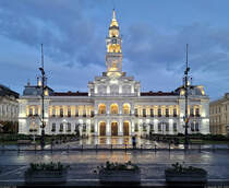 Licht an: beleuchtetes Rathaus von Arad (RO) in der Abenddmmerung.

🕓 11.9.2024 | 20:04 Uhr