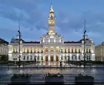 Licht an: beleuchtetes Rathaus von Arad (RO) in der Abendd�mmerung.

🕓 11.9.2024 | 20:04 Uhr