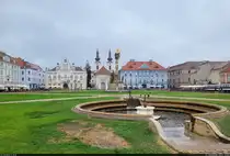 Piața Unirii in Timișoara (RO), mit dem serbisch-orthodoxen Vikariat (links), der serbisch-orthodoxen Christi-Himmelfahrts-Kathedrale, der Dreifaltigkeitss�ule sowie der Gesch�ftsstelle der „Union der Serben in Rum�nien“ (USR).

🕓 11.9.2024 | 14:22 Uhr