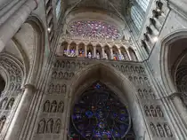 Reims, Figurenschmuck und Fenster im Querschiff der Kathedrale Notre Dame (06.10.2024)