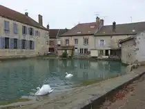 Vertus, historische H�user am Dorfteich (06.10.2024)