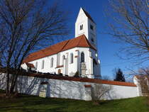 Attenhausen, Pfarrkirche St. Andreas, erbaut im 15. Jahrhundert, Umbau des Chores von 1720 bis 1730, Verlngerung des Langhaus von 1837 bis 1838 (11.01.2025)