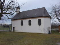 Kirchdorf, Kapelle St. Leonhard, Saalbau mit dreiseitigem Schluss und Dachreiter mit Zwiebelhaube, erbaut im 17. Jahrhundert (11.01.2025)