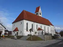 Markt Rettenbach, Pfarrkirche St. Jakobus, Saalbau mit eingezogenem Chor und n�rdlichem Satteldachturm, erbaut im 15. Jahrhundert (11.01.2025)