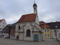 Mindelheim, Gruftkapelle am Kirchplatz, Doppelanlage mit dreiseitigem Schluss und Dachreiter, erbaut 1726 (11.01.2025)