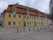 Mindelheim, Benefiziatenhuser in der Pfarrstrae, zweigeschossige Bauten unter gemeinsamem Mansardwalmdach, erbaut 1757 (11.01.2025)