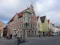 Mindelheim, historisches Rathaus am Marienplatz, ehemaliges Weberhaus, dreigeschossiger Satteldachbau in Ecklage mit Schweifgiebel und Eckerker, erbaut 1658, umgestaltet durch Eugen Drollinger 1897 (11.01.2025)
