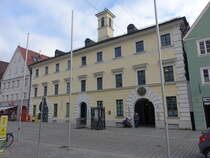 Mindelheim, ehemaliges Spital zum Hl. Geist, dreigeschossiger Walmdachbau mit Dachreiter, erbaut 1678, vernderung der Fassade durch Johann Michael Voit von 1829 bis 1832 (11.01.2025)