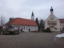 Bad Grnenbach, Spitalkirche Hl. Geist und Rathaus am Marktplatz (22.01.2025)