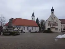 Bad Gr�nenbach, Spitalkirche Hl. Geist und Rathaus am Marktplatz (22.01.2025)