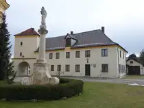 Maria Steinbach, Mariens�ule von 1922 und ehemalige Brauerei am Kirchplatz (22.01.2025)