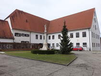 Maria Steinbach, Pfarrhof am Kirchplatz, zweigeschossige Zweiflgelanlage mit Sattel- und Halbwalmdach, erbaut von 1720 bis 1722 (22.01.2025)