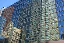 Spiegleungen in einer Glasfasade.