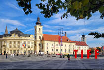 Willkommen in Sibiu (RO), zu Deutsch Hermannstadt. Die Stadt hat eine lange deutsche Tradition und war 2007 europische Kulturhauptstadt.
Begrnt und saniert zeigt sich der zentrale Platz der Altstadt – der Groe Ring (Piața Mare) – mit dem Rathaus, der katholischen Stadtpfarrkirche und dem Ratsturm (Turnul Sfatului).

🕓 13.9.2024 | 9:55 Uhr