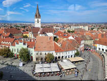 Ausblick vom Ratsturm auf den von Restaurants gesumten Piața Mică und den Fnfknopfturm der evangelischen Stadtpfarrkirche in Sibiu (RO).

🕓 13.9.2024 | 10:53 Uhr