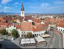 Ausblick vom Ratsturm auf den von Restaurants ges�umten Piața Mică und den F�nfknopfturm der evangelischen Stadtpfarrkirche in Sibiu (RO).

🕓 13.9.2024 | 10:53 Uhr