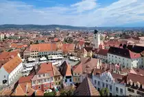 Die zweite eindr�ckliche Aussicht �ber Sibiu (RO) hat der Tourist vom Turm der evangelischen Stadtpfarrkirche. Von dort sieht er unter anderem auch den Ratsturm.

🕓 13.9.2024 | 12:48 Uhr