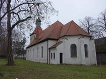 Wulfen, evangelische St. Christopherus Kirche, klassizistische Saalkirche mit Westturm aus dem 12. Jahrhundert (12.12.2024)