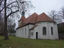 Wulfen, evangelische St. Christopherus Kirche, klassizistische Saalkirche mit Westturm aus dem 12. Jahrhundert (12.12.2024)