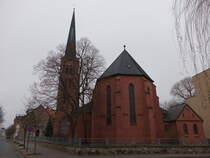 Bitterfeld, kath. Pfarrkirche Herz Jesu, neugotischer Backsteinbau, erbaut 1896 (13.12.2024)