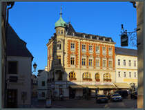 Am Markt in Burgstdt steht dieses schne Grnderzeit-Eckhaus. Es beherrbergt eine Apotheke im Erdgeschoss. (01.11.2024)