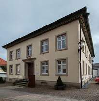 Pfarrhaus der Pfarrei  Heilige Maria Magdalena Hnfelder Land  in Hnfeld im Februar 2025. In diesem Gebude ist die zentrale Pfarrverwaltung fr insgesamt 18 Kirchenorte untergebracht. In frheren Jahren war es das Pfarrhaus der katholischen Hnfelder Kirchengemeinde  Sankt Jakobus  und wurde 1868 errichtet.