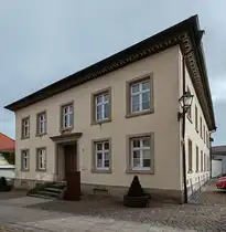 Pfarrhaus der Pfarrei  Heilige Maria Magdalena H�nfelder Land  in H�nfeld im Februar 2025. In diesem Geb�ude ist die zentrale Pfarrverwaltung f�r insgesamt 18 Kirchenorte untergebracht. In fr�heren Jahren war es das Pfarrhaus der katholischen H�nfelder Kirchengemeinde  Sankt Jakobus  und wurde 1868 errichtet.