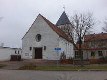 Lbnitz, kath. Christknigkirche, erbaut von 1955 bis 1956 (13.12.2024)