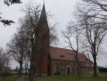 Pouch, evangelische St. Marien Kirche, erbaut im 13. Jahrhundert aus Feldsteinen (13.12.2024)