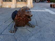 LEON from Leon; bzw. brllendes Raubtier aus dem Gully, in der Stadt LEON; 221014