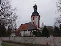 Plauig, evangelische St. Martin Kirche, erbaut von 1726 bis 1728, barocke Saalkirche mit polygonalem Chor und Westturm (14.12.2024)