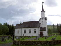 Trones, Pfarrkirche, die weie Holzkirche wurde 1832 im Langkirchenstil nach Plnen des Architekten Ole Scheistren erbaut (28.06.2013)