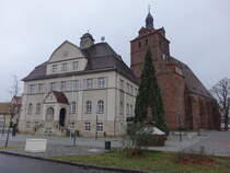 Dommitzsch, Rathaus und Stadtkirche St. Marien am Markt (16.12.2024)