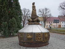 Dommitzsch, Gnsebrunnen von 1983 am Markt (16.12.2024)